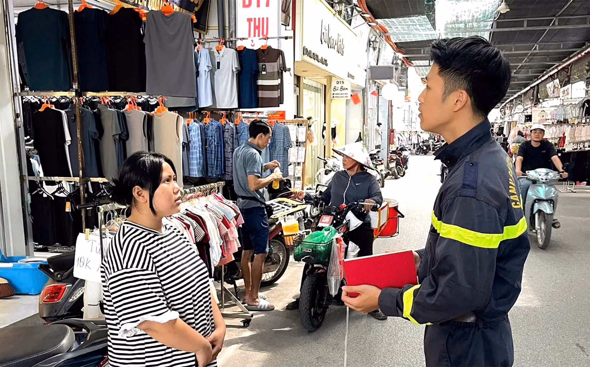 Cán bộ Đội CC&amp;CNCH Khu vực 1 kết hợp tuyên truyền, hướng dẫn người dân nâng cao ý thức PCCC.