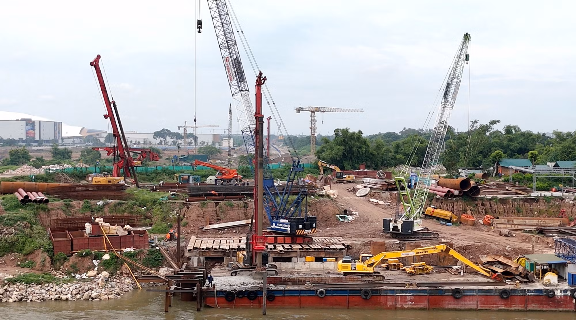 Khu vực thi công cầu vượt sông Đuống, thuộc địa bàn xã Đông Anh.