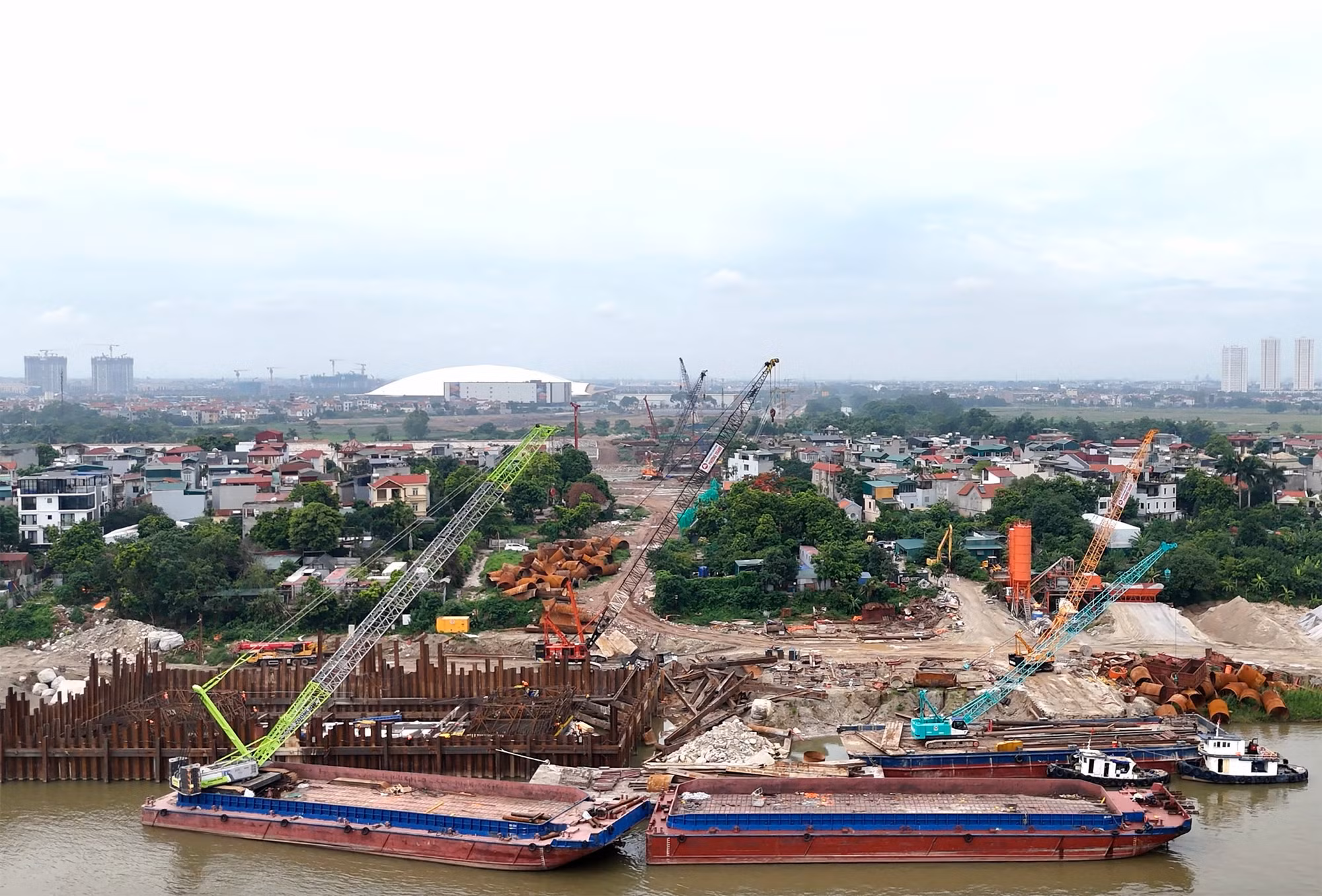 Khu vực thi công tại bờ Bắc sông Hồng thuộc Tổ 36 Cụm Ngọc Thuỵ, phường Bồ Đề.