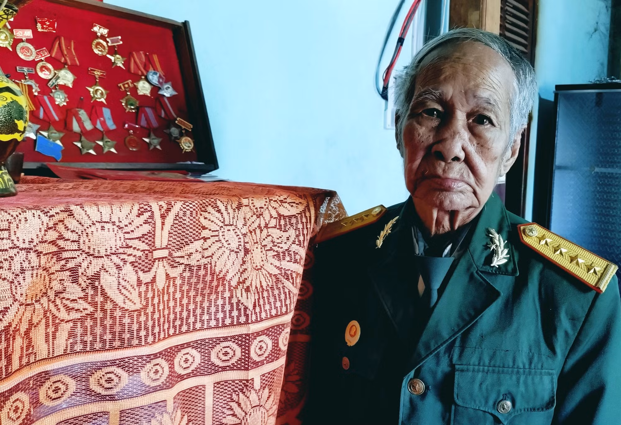 Anh hùng Arất Blư bên những tấm huân, huy chương cao quý được phong tặng anh-hung-blu-a-ngoc-thi.jpg