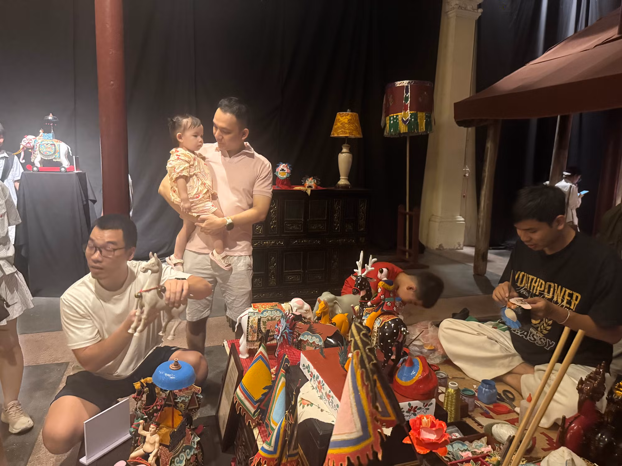 nam-chi-ao-den-dang-can-man-ben-san-pham-trung-thu-truyen-thong-duoc-thoi-hon-qua-doi-ban-tay-kheo-leo.jpg