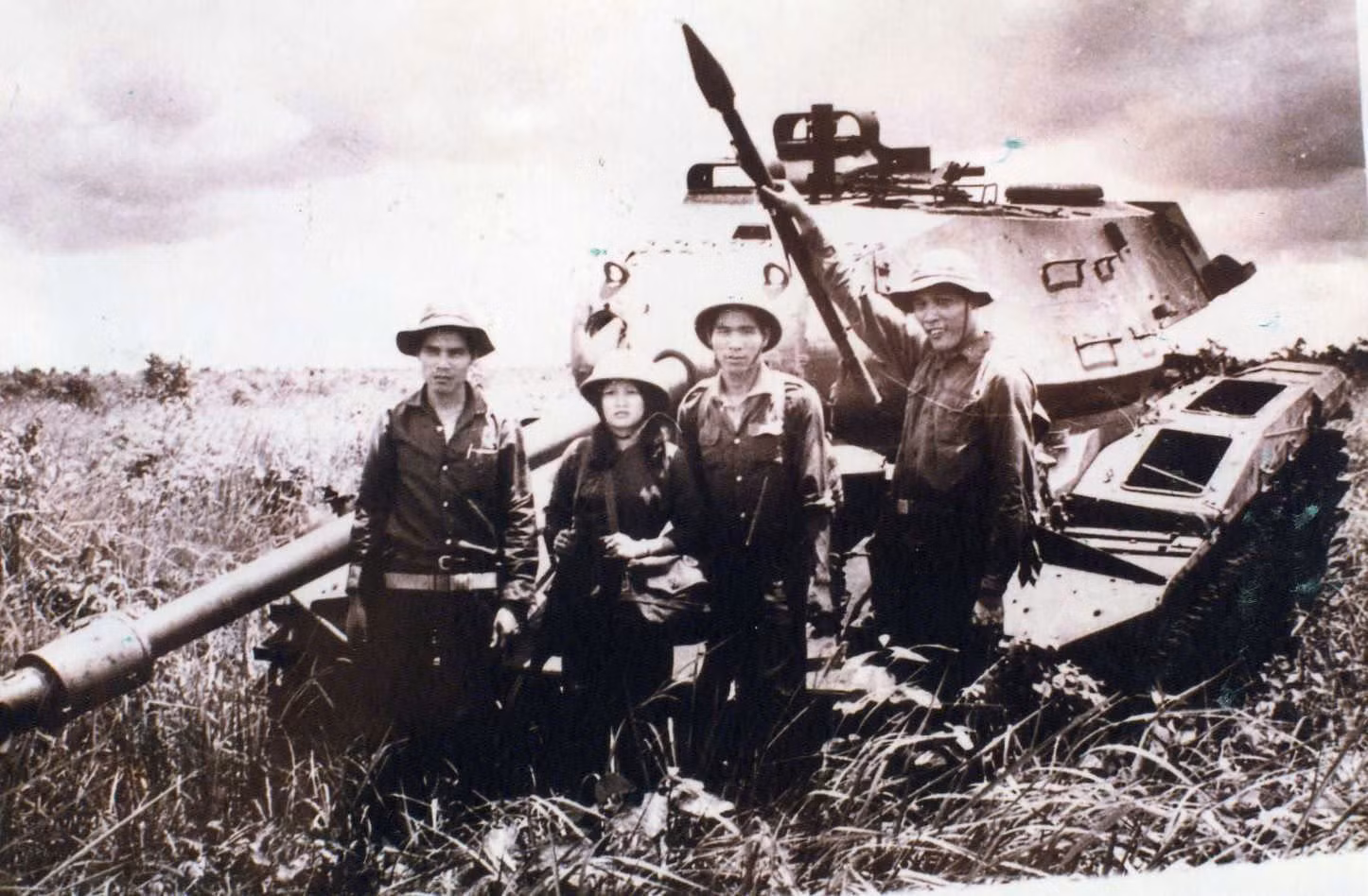 cbcs-doan-180-anvt-mien-nam-ban-chay-xe-tang-my-tai-duong-22-tay-ninh-nam-1967.jpg