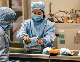 Công ty điện thoại, xe hơi Trung Quốc chuyển sang sản xuất khẩu trang