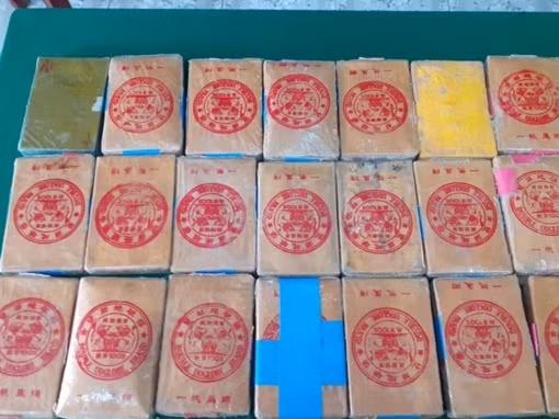 Nhiều bánh được người dân nhặt được bờ biển là heroin