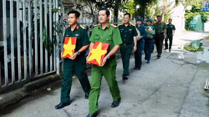 Nước mắt ngày các anh trở về qua những bức di ảnh 