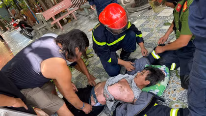Kịp thời cứu người đàn ông bị điện giật khi chặt cây trên mái nhà 