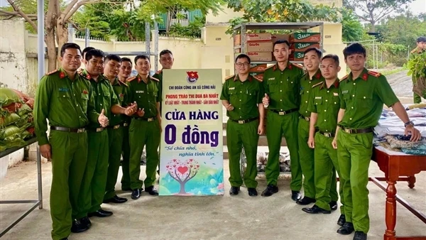 Khởi động mô hình “Cửa hàng 0 đồng” của Công an xã Công Hải dành cho người nghèo khó