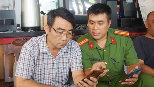 Công an TP Hồ Chí Minh hướng dẫn người dân góp ý văn kiện Đại hội Đảng XIV qua VneID