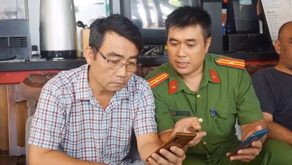 Công an TP Hồ Chí Minh hướng dẫn người dân góp ý văn kiện Đại hội Đảng XIV qua VneID