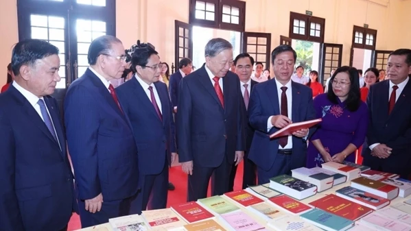 Đảng phải không ngừng tự đổi mới, tự hoàn thiện để đáp ứng yêu cầu nhiệm vụ rất cao trong tình hình mới