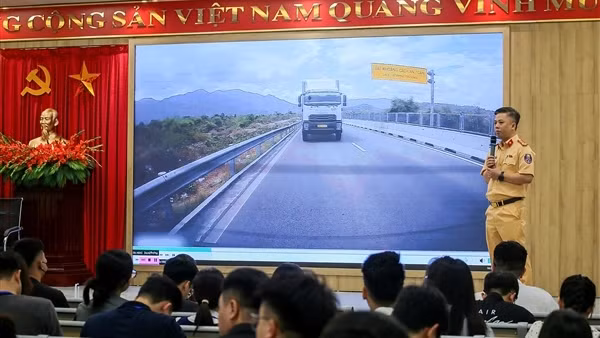 Đi sát hạch lái xe, thí sinh được xem video cảnh báo tai nạn