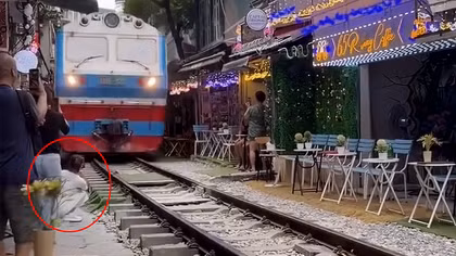 Cô gái bị tàu hỏa hất văng điện thoại ở phố "Cà phê đường tàu"