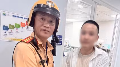 CSGT mở đường, kịp thời đưa bé trai 3 ngày tuổi đi cấp cứu