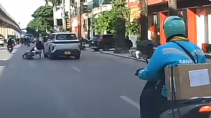 CSGT vào cuộc vụ ô tô, xe máy liên tục tạt đầu nhau trên đường