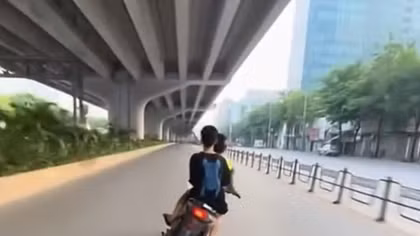 Hai thiếu niên liều lĩnh lạng lách xe máy giữa làn ô tô ở Hà Nội