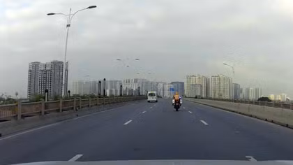 CSGT mở đường đưa cụ ông 93 tuổi bị tai biến đi cấp cứu