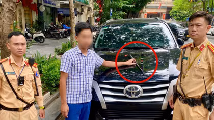 Từ xe đỗ sai quy định, lộ GPLX giả cùng gậy ba khúc và xịt hơi cay