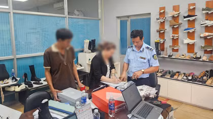 Nhà máy sản xuất số lượng lớn giày giả mạo các nhãn hiệu lớn để xuất khẩu