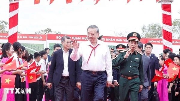 Tổng Bí thư: Bồi đắp nguồn nhân lực tại chỗ, từng bước nâng cao dân trí