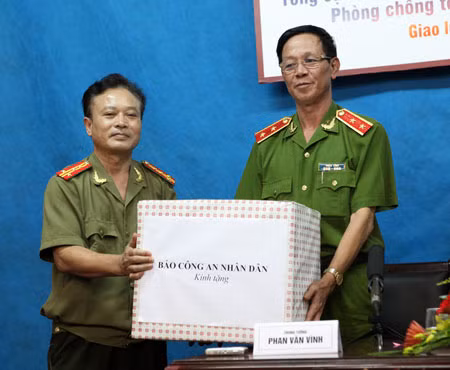 Thay mặt Ban Biên tập Báo CAND, Đại tá Nguyễn Hồng Thái - Phó Tổng Biên tập tặng quà cho Trung tướng thương binh Phan Văn Vĩnh nhân dịp 65 năm Ngày Thương binh liệt sỹ. Các vị khách mời chụp ảnh lưu niệm với cán bộ chiến sĩ Ban CAND Điện tử.