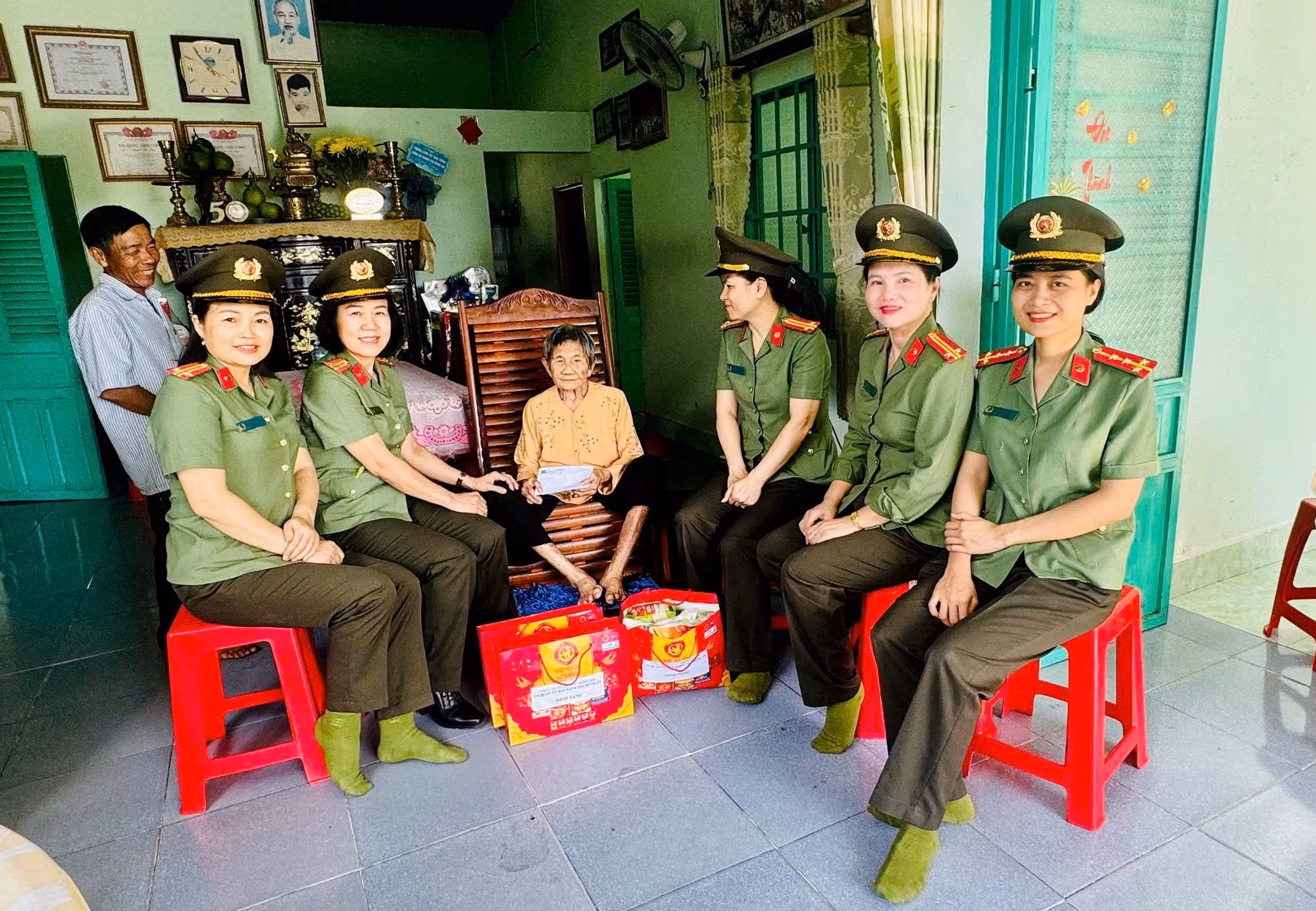 doan-tham-hoi-me-viet-nam-anh-hung-ho-thi-vang.jpg