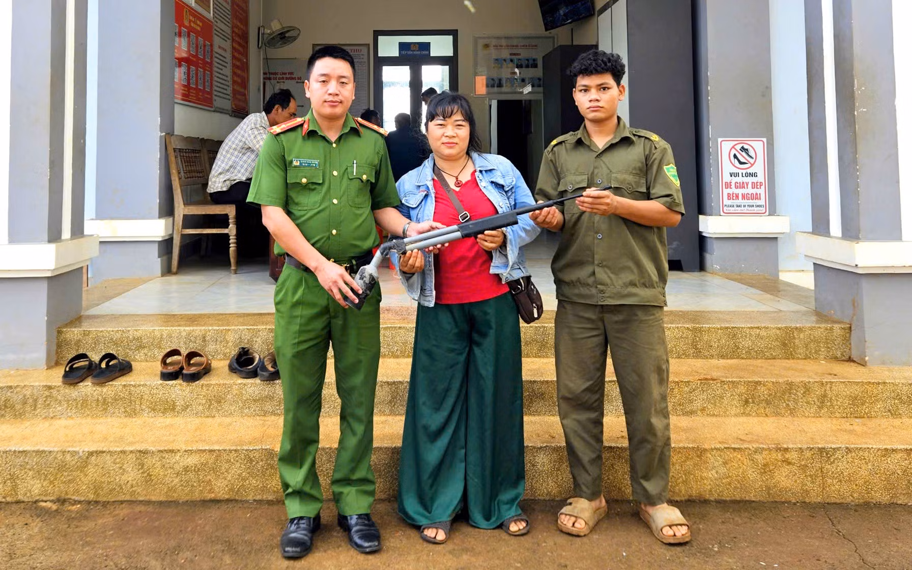 chi-au-thi-huong-giao-nop-sung-tu-che-cho-cong-an-xa-dak-o.jpg