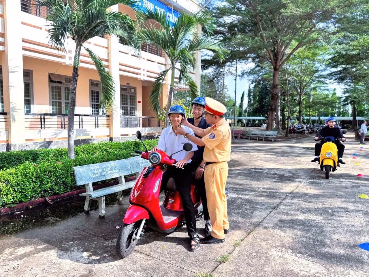 csgt-huong-dan-hoc-sinh-doi-mu-bao-hiem-dung-cach.jpg