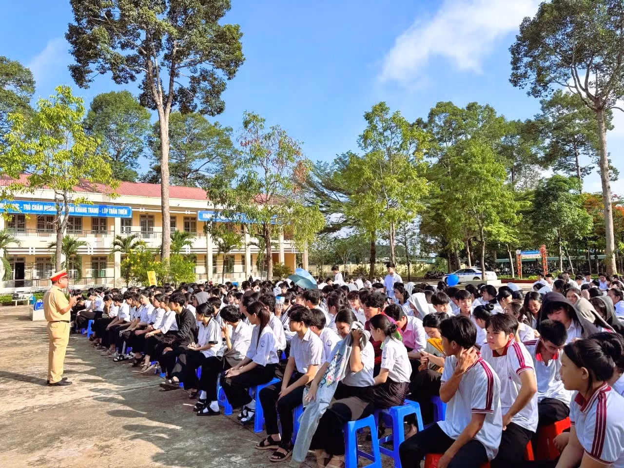 11-phong-csgt-tuyen-truyen-phap-luat-ve-trat-tu-an-toan-giao-thong-tai-truong-thpt-loc-hiep.jpg