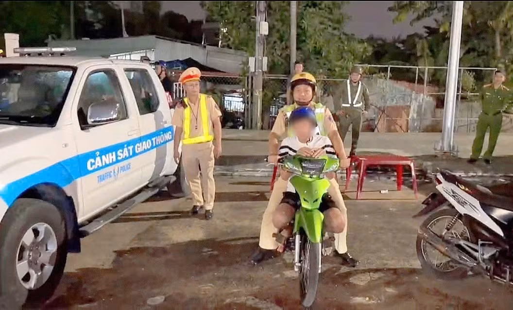 4-mot-truong-hop-vi-pham-bi-csgt-xu-ly-toi-305.jpg