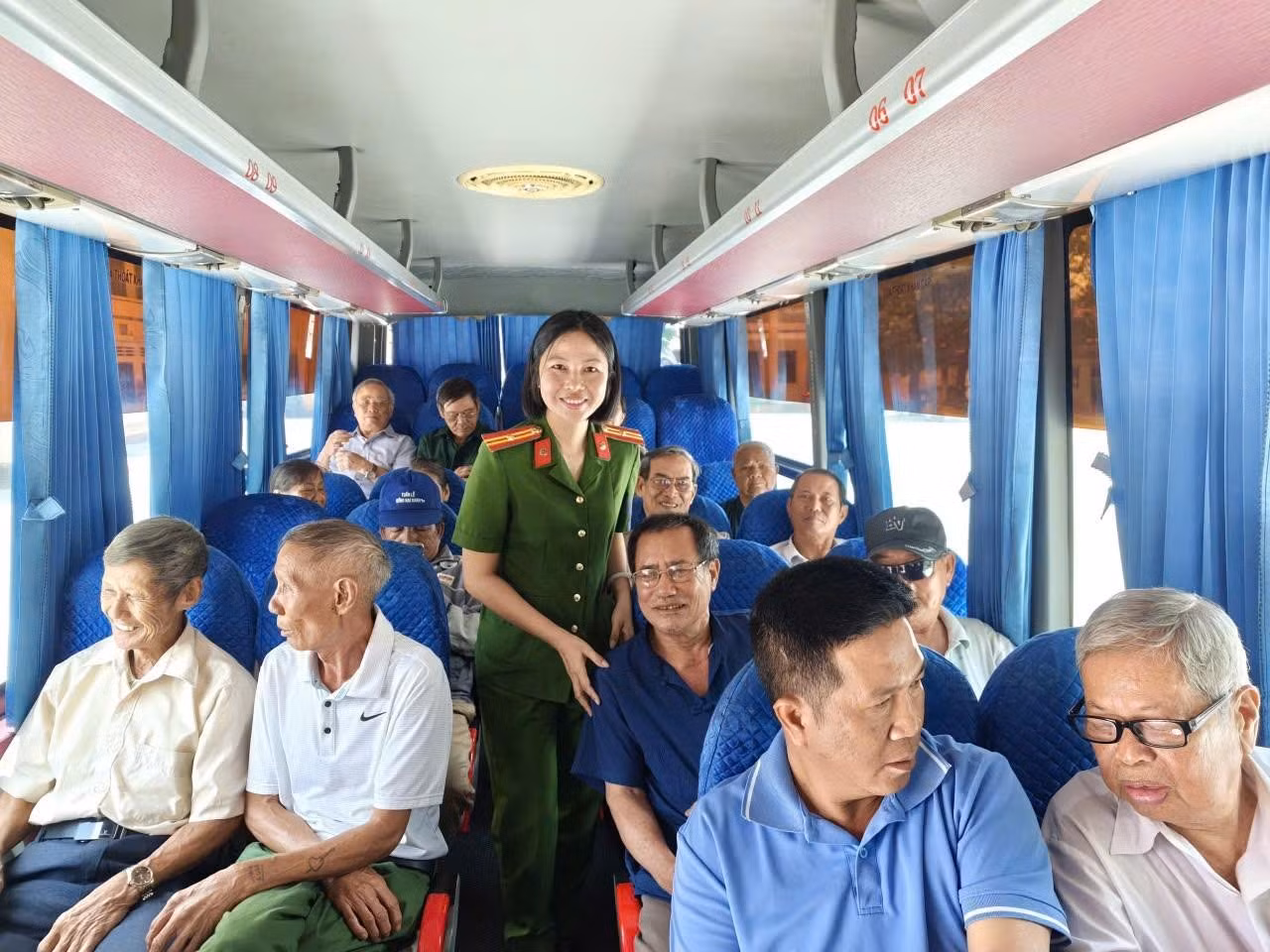 chuyen-xe-dua-don-phuc-vu-than-nhan-liet-si.jpg