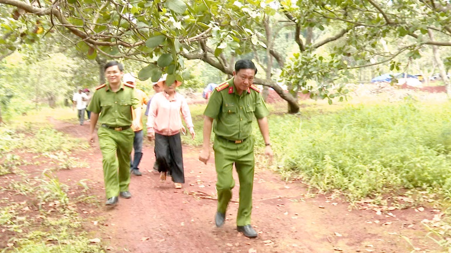 cong-an-xa-thuan-loi-dua-nguoi-than-den-gap-ong-khoi.jpg