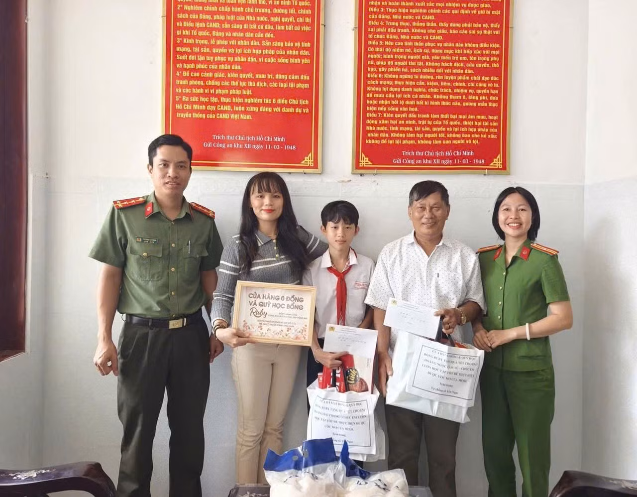 cong-an-phuong-phoi-hop-trao-qua-cho-cac-hoc-sinh-co-hoan-canh-kho-khan.jpg