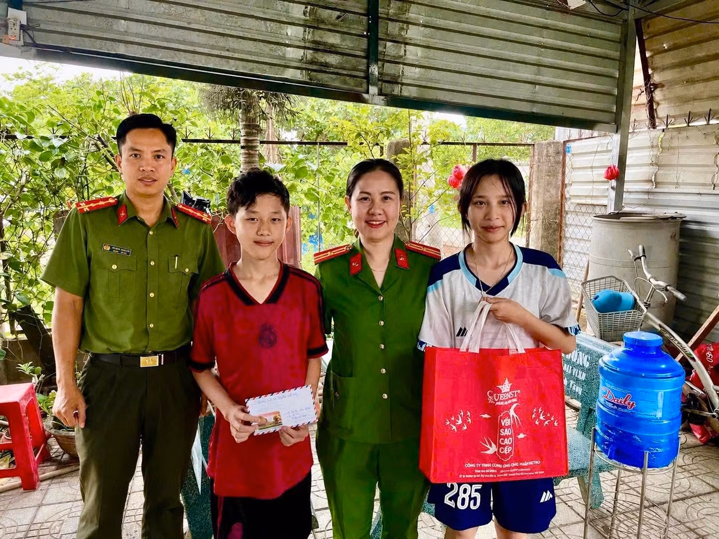 cong-an-phuong-dong-phu-da-to-chuc-den-tham-hoi-tang-qua-con-nuoi.jpg