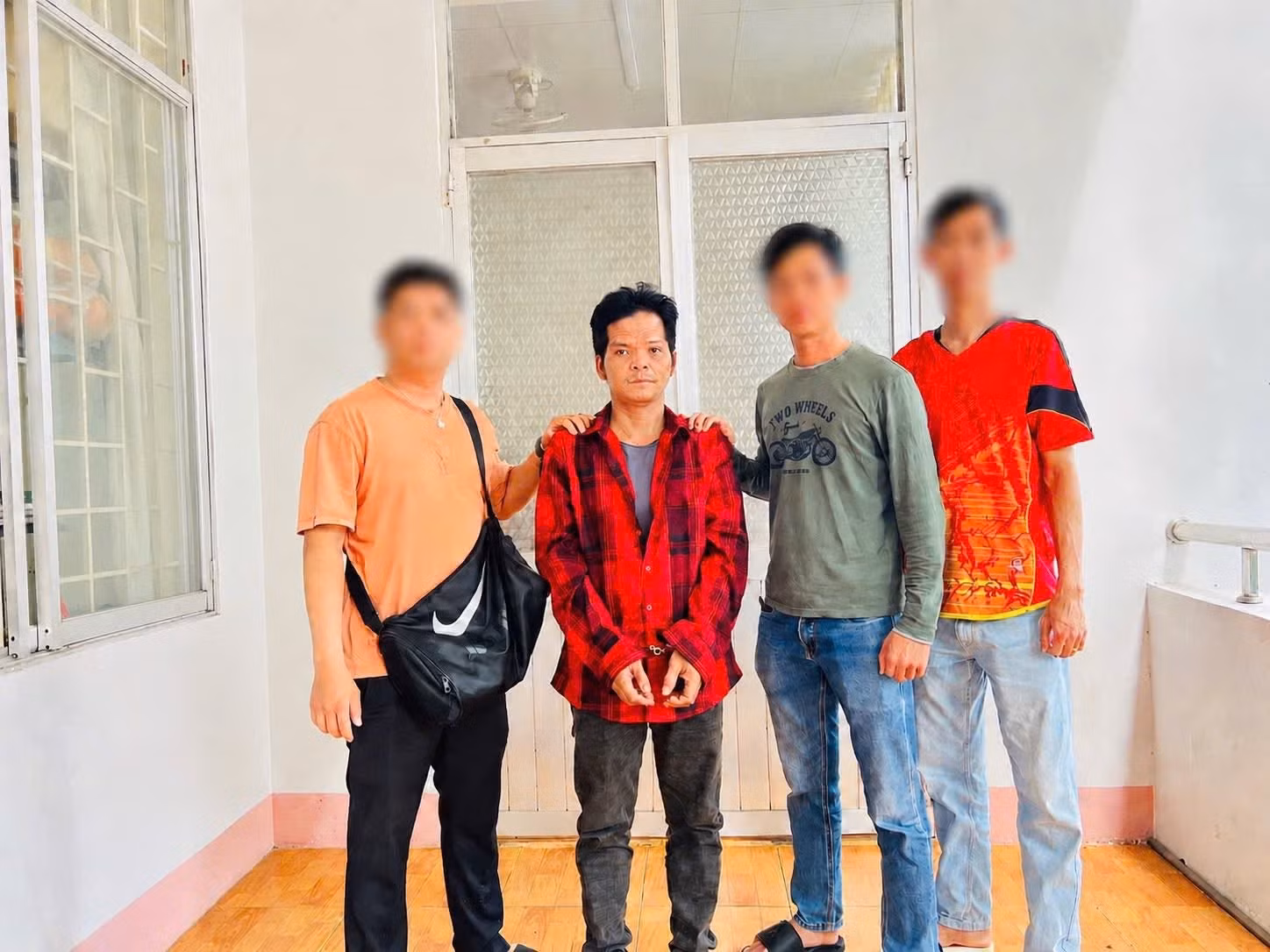 2-cong-an-phuong-dong-phu-da-phat-hien-va-bat-giu-thanh-cong-doi-tuong-truy-na-luong-khac-manh.jpg