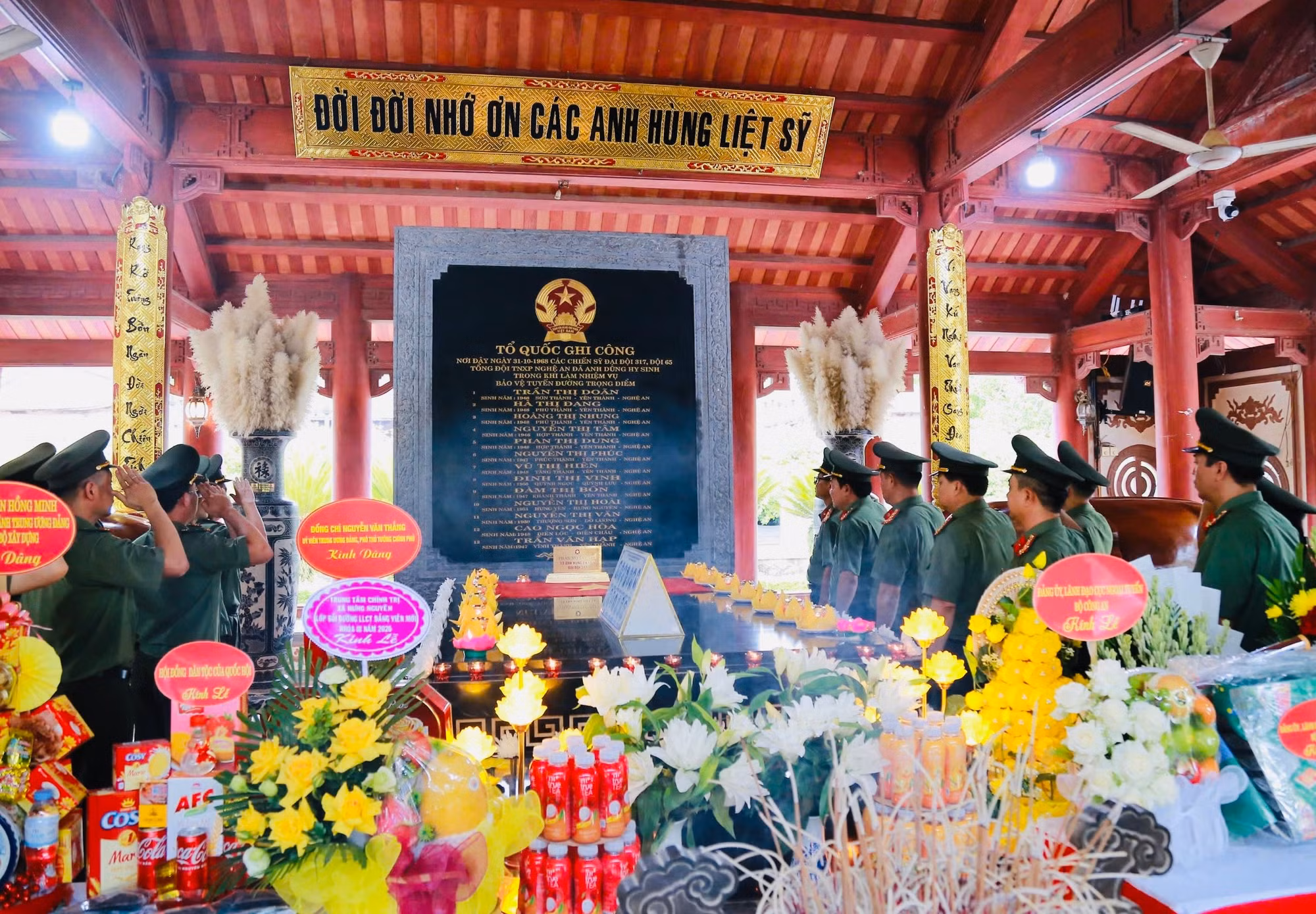 Đoàn công tác Cục Ngoại tuyến dâng hương tại khu di tích lịch sử quốc gia Truông Bồn (tỉnh Nghệ An).