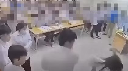 Khởi tố nam sinh hành hung cô giáo trong giờ học về hành vi "Cố ý gây thương tích"