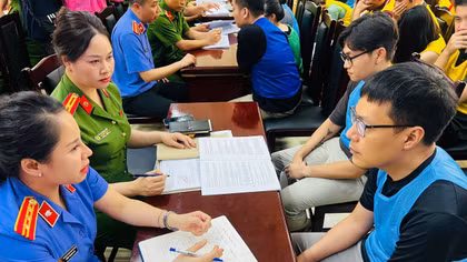 Lãnh đạo Phòng Cảnh sát kinh tế hỏi cung các đối tượng.