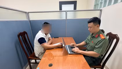 Đăng Facebook quyết định khởi tố giả mạo, hai người bị xử phạt 