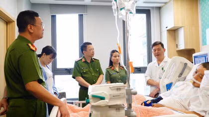 Thăm hỏi, động viên cán bộ Cảnh sát bị thương khi làm nhiệm vụ