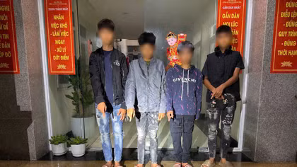 Tuần tra, phát hiện nhóm trẻ hư cất vũ khí tại xưởng gỗ