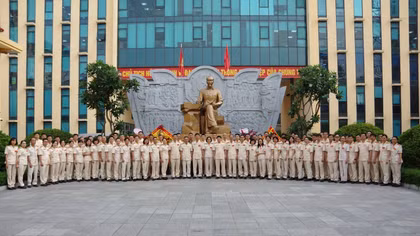 Tập thể lãnh đạo, CBCS Phòng Kỹ thuật nghiệp vụ tại tượng đài Bác Hồ (tại Công an TP Hà Nội)