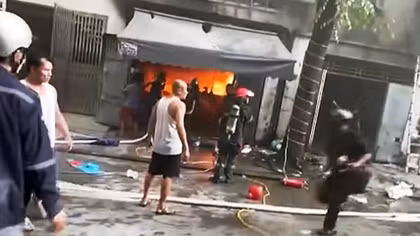 Cháy biệt thự liền kề tại Hà Nội, nghi có người mắc kẹt