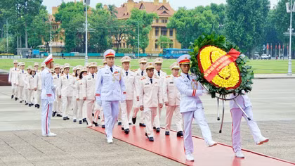 Cục Trang bị và kho vận báo công dâng Bác nhân dịp kỷ niệm 80 năm Ngày truyền thống