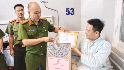 Công an TP Hà Nội thăm hỏi cán bộ bị thương khi làm nhiệm vụ