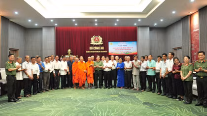 Người có uy tín tham gia giữ vững bình yên nơi ấp, khóm