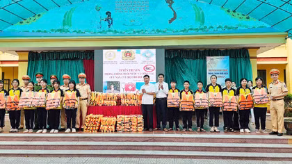 Tuyên truyền kỹ năng phòng, chống đuối nước cho gần 8.000 học sinh, giáo viên vùng ven sông