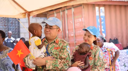 Ấm áp hoạt động của đoàn bệnh viện dã chiến với trẻ em Juba, Nam Sudan