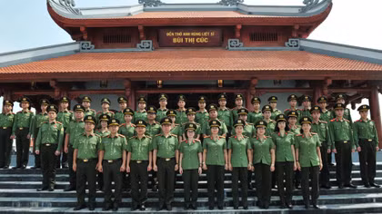 Đoàn đại biểu Cục Quản lý xuất nhập cảnh dâng hương tưởng niệm Anh hùng liệt sĩ Bùi Thị Cúc
