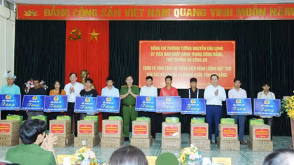 Người dân phấn khởi đón nguồn điện thiết yếu từ sự giúp đỡ của Bộ Công an