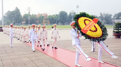 Đoàn đại biểu Bộ Công an vào Lăng viếng Chủ tịch Hồ Chí Minh